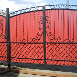 Κόκκινη πύλη από σωλήνα προφίλ