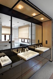 Κομψό ασπρόμαυρο μπάνιο στο σπίτι