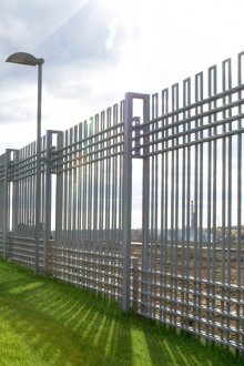 Γκρι πύλη από σωλήνα προφίλ