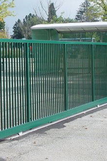 Πράσινη πύλη από σωλήνα προφίλ