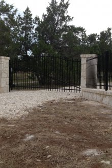 Μαύρη πύλη από σωλήνα προφίλ