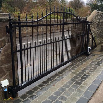 Μαύρες πόρτες ανύψωσης