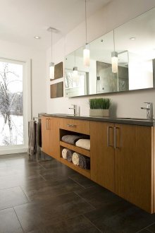 Μπάνιο με ξύλινα συρτάρια και διαφανές ντους