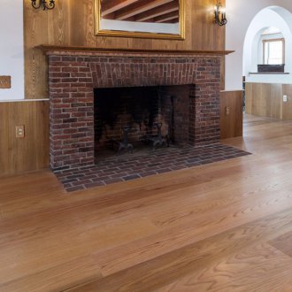 Μεγάλη σανίδα στη διακόσμηση του καθιστικού