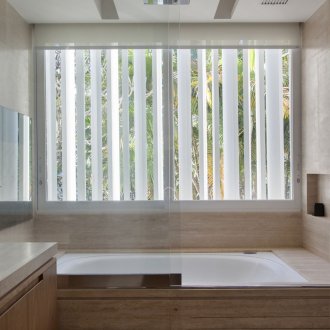 Μοντέρνο μπάνιο με γυάλινες πόρτες