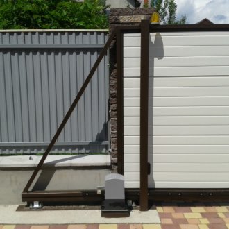 Pintu putih cantilever