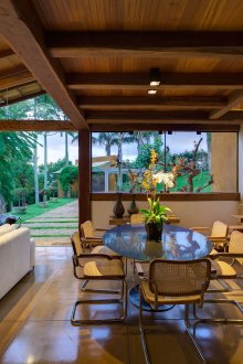 Συνδυασμένη τραπεζαρία και καθιστικό στο σπίτι