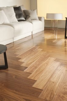 Παρκέ ελάτη κάτω από ένα παξιμάδι