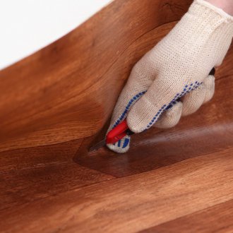 Układanie linoleum pod drzewem