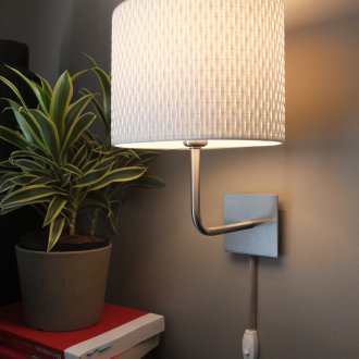La lampe applique est blanche