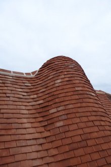 Κυλινδρωμένα κόκκινα κεραμίδια