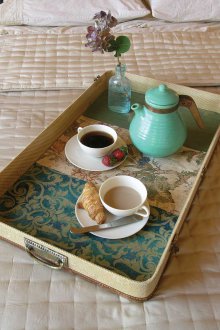 Πρωινό τραπέζι από ταπετσαρία και βαλίτσα