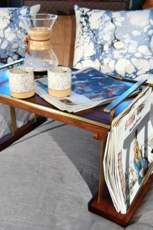 Τραπέζι πρωινού με βάση για το περιοδικό