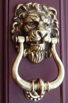 Κουδουνίστρα με τη μορφή λιονταριού