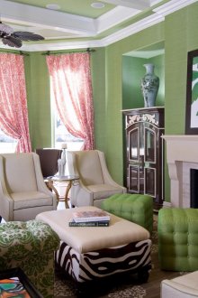 Καθιστικό με αντιθέσεις συνδυασμού ροζ και πράσινου