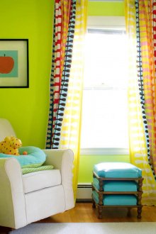 Ο συνδυασμός των πράσινων και τυρκουάζ χρωμάτων στο εσωτερικό του καθιστικού