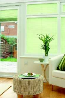 Ανοιχτό πράσινο κουρτίνες στο ευρύχωρο σαλόνι