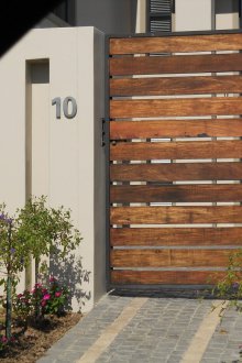 Πυλώνες για πύλη σε νεωτεριστικό ύφος