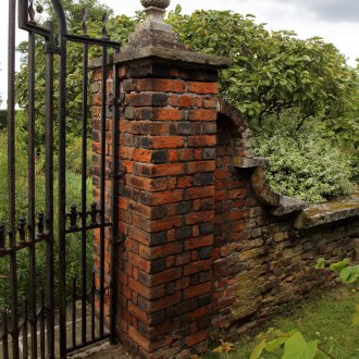 Οι στήλες για πύλη γέμισαν