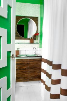 Ένας συνδυασμός καφέ και ανοιχτό πράσινο στο εσωτερικό του μπάνιου