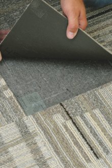 Τοποθέτηση πλακιδίων χαλιών