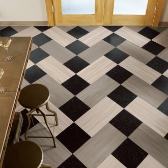 Τοποθέτηση λινοτάπητες κάτω από ένα κεραμίδι σε δάπεδο από σκυρόδεμα