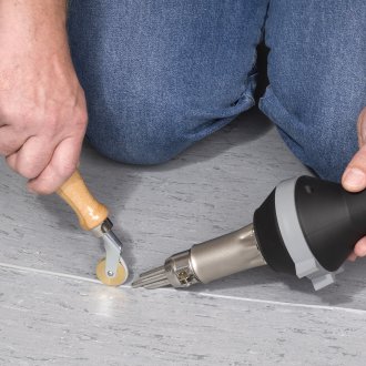 Τοποθέτηση λινέλαιο σε μια άρθρωση σε ένα δάπεδο από σκυρόδεμα