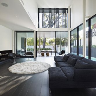 Schwarzes Laminat im Haus