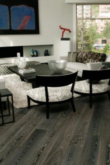 Μαύρο έλασμα στο σαλόνι