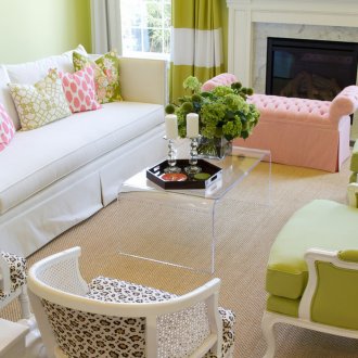 Ο συνδυασμός ανοιχτό πράσινο και ροζ στο καθιστικό