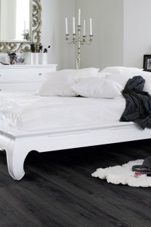 Μαύρο έλασμα στο υπνοδωμάτιο