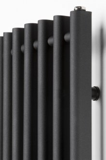 Μαύρο κατακόρυφο ψυγείο