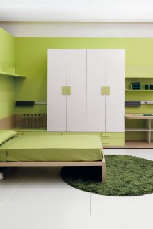 Διαφορετικές αποχρώσεις του πράσινου και του λευκού στο εσωτερικό του υπνοδωματίου