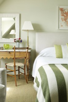 Ριγέ πράσινο και άσπρο accents στο υπνοδωμάτιο