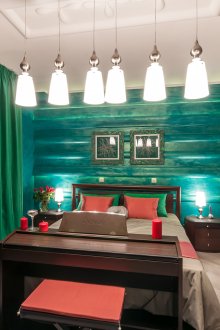 Πράσινες κουρτίνες και τοίχοι στο υπνοδωμάτιο