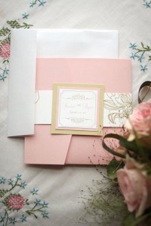 Ροζ γαμήλια πρόσκληση