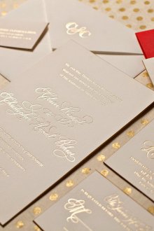 Χρυσή ανάγλυφη πρόσκληση γάμου