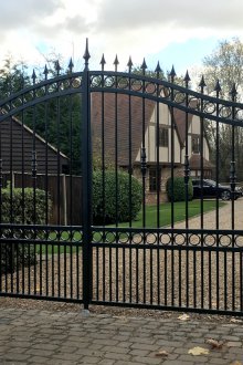 Μαύρη μεταλλική πύλη