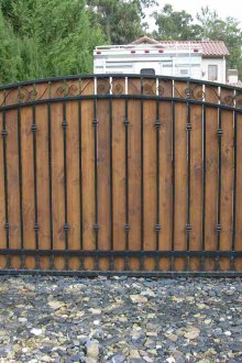 Μεταλλική πύλη με δέντρο