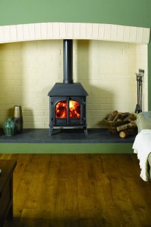 Ο συνδυασμός σκούρου πράσινου, καφέ και λευκού χρώματος στο εσωτερικό του καθιστικού