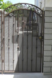 Μεταλλική πύλη με πλέγμα