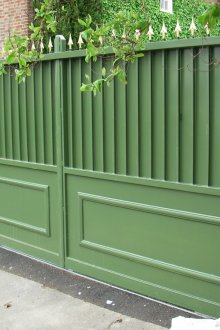 Πράσινη μεταλλική πύλη