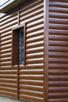 Μεταλλική παρακαμπτήριος κάτω από ένα μπαρ