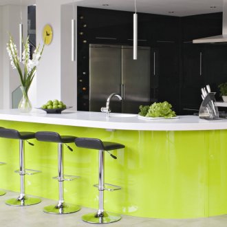 Ένας κομψός συνδυασμός ανοιχτό πράσινο, μαύρο και άσπρο χρώμα στην κουζίνα