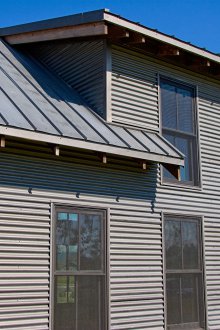 Μέταλλο πλαισιώσει στην επένδυση του σπιτιού