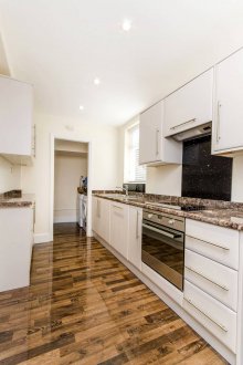 Γυαλιστερό πολυστρωματικό υλικό στο εσωτερικό της κουζίνας