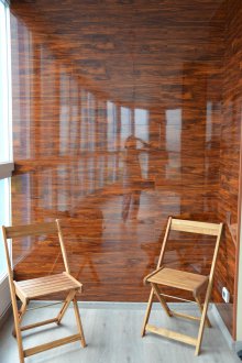 Γυαλιστερό πολυστρωματικό υλικό στον τοίχο