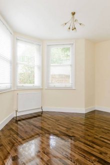 Γυαλιστερό πολυστρωματικό υλικό σε εξοχικό σπίτι