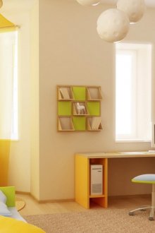 Παιδικό δωμάτιο με κίτρινες κουρτίνες και καλύμματα.