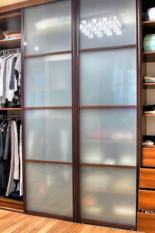 Αίθουσα εισόδου με ντουλάπα για στενό διάδρομο